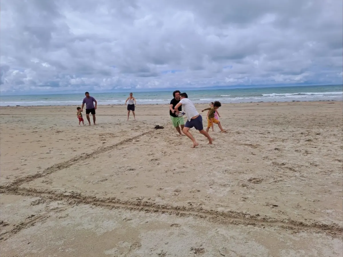 Joueurs et joueuses disputant une partie de Popoche sur la plage de Lingreville